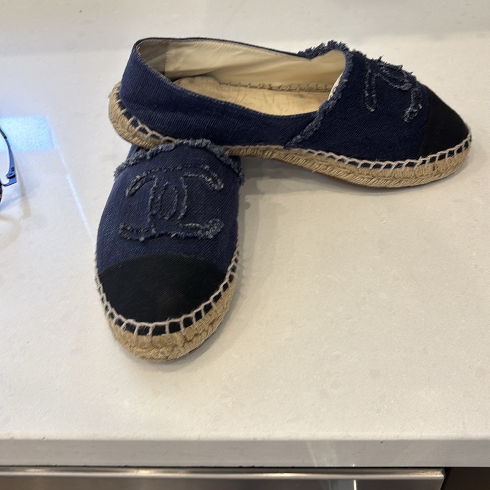 CHANEL denim Blue Espadrilles with Iconic CC Logo - Picture 2 of 8